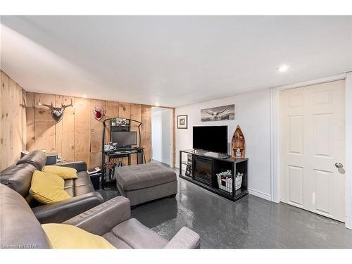 22757 Hagerty Road, Newbury, ON - Indoor Photo Showing Living Room