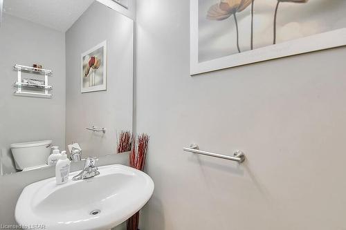 105 Woodbine Avenue, Kitchener, ON - Indoor Photo Showing Bathroom