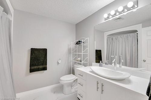 105 Woodbine Avenue, Kitchener, ON - Indoor Photo Showing Bathroom