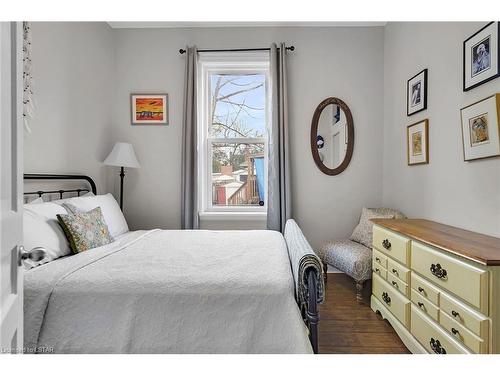 12 Mcclary Avenue, London, ON - Indoor Photo Showing Bedroom