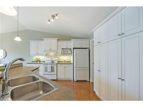 46-620 Thistlewood Drive, London, ON - Indoor Photo Showing Kitchen With Double Sink