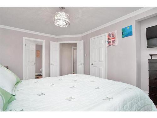 1233 Smithson Court, London, ON - Indoor Photo Showing Bedroom