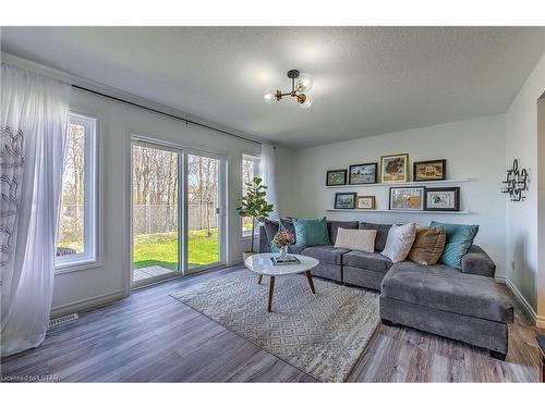 821 Silverfox Crescent, London, ON - Indoor Photo Showing Living Room