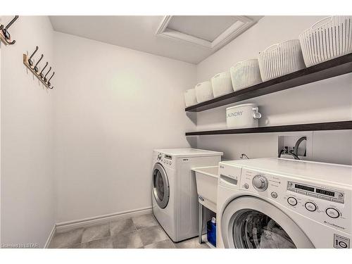 821 Silverfox Crescent, London, ON - Indoor Photo Showing Laundry Room