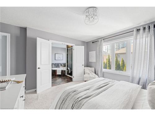6704 Navin Crescent, London, ON - Indoor Photo Showing Bedroom