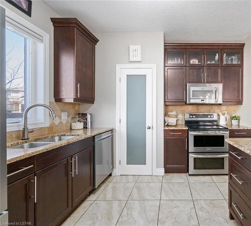 6704 Navin Crescent, London, ON - Indoor Photo Showing Kitchen With Double Sink