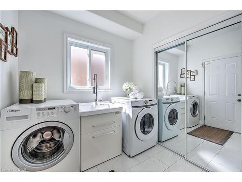 815 Apricot Drive, London, ON - Indoor Photo Showing Laundry Room