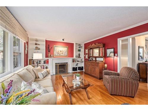 17 Croxton Road W, London, ON - Indoor Photo Showing Living Room With Fireplace