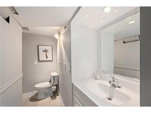 17 Croxton Road W, London, ON - Indoor Photo Showing Bathroom
