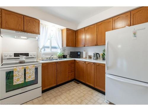 212 Pochard Lane, London, ON - Indoor Photo Showing Kitchen With Double Sink