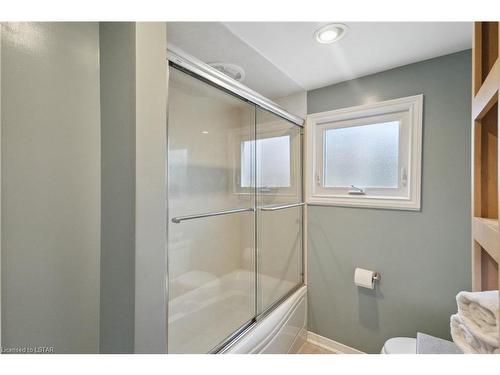 100 Concord Crescent, London, ON - Indoor Photo Showing Bathroom