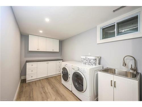 236 Deer Park Circle, London, ON - Indoor Photo Showing Laundry Room