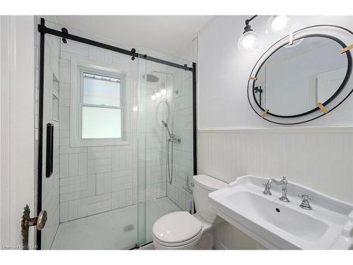 1466 Oakdale Street, London, ON - Indoor Photo Showing Bathroom
