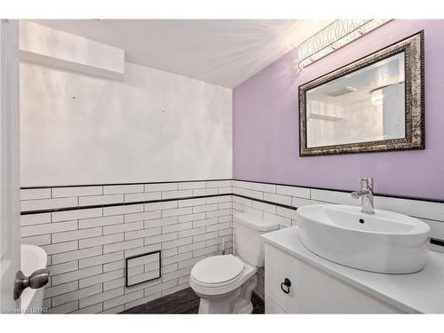 1466 Oakdale Street, London, ON - Indoor Photo Showing Bathroom