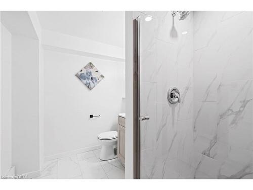38 Rexway Road, London, ON - Indoor Photo Showing Bathroom