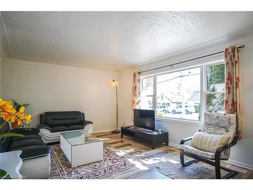 337 Fairview Avenue, London, ON - Indoor Photo Showing Living Room