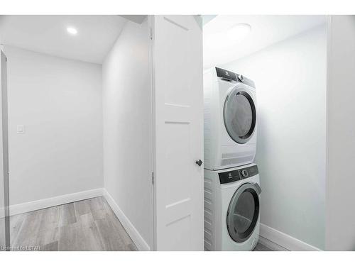 2-135 Windsor Crescent, London, ON - Indoor Photo Showing Laundry Room