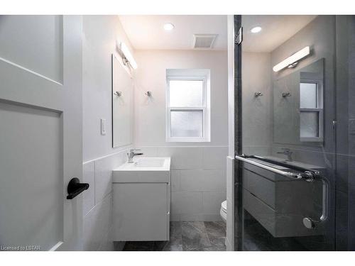 2-135 Windsor Crescent, London, ON - Indoor Photo Showing Bathroom