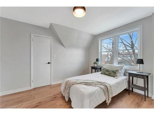 221 East 14Th Street, Hamilton, ON - Indoor Photo Showing Bedroom