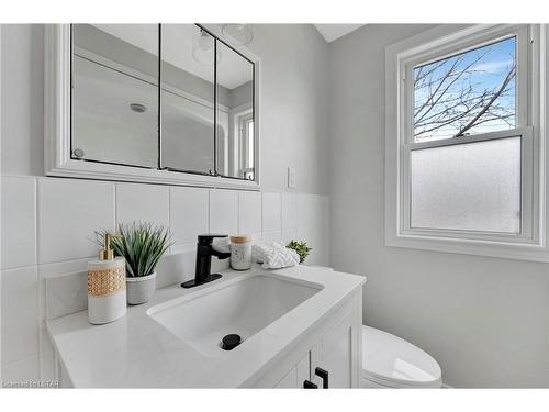 221 East 14Th Street, Hamilton, ON - Indoor Photo Showing Bathroom