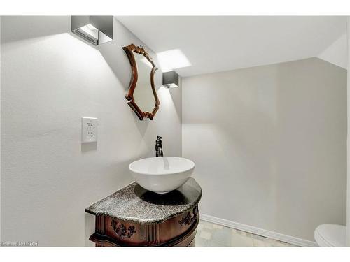 221 East 14Th Street, Hamilton, ON - Indoor Photo Showing Bathroom