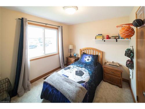 91 Clarence Street, Strathroy Caradoc (Munic), ON - Indoor Photo Showing Bedroom