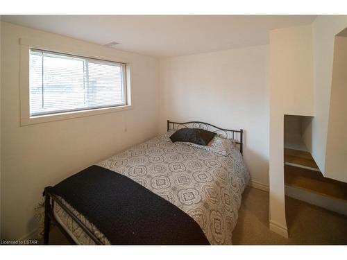 91 Clarence Street, Strathroy Caradoc (Munic), ON - Indoor Photo Showing Bedroom