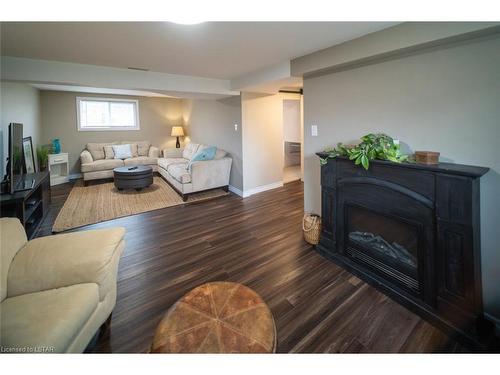 91 Clarence Street, Strathroy Caradoc (Munic), ON - Indoor Photo Showing Living Room With Fireplace