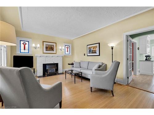 11 Chalmers Street, London, ON - Indoor Photo Showing Living Room With Fireplace
