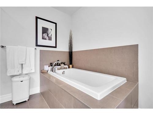 310-260 Villagewalk Boulevard, London, ON - Indoor Photo Showing Bathroom