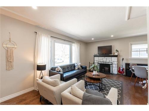 106 Fairmont Avenue, London, ON - Indoor Photo Showing Living Room With Fireplace