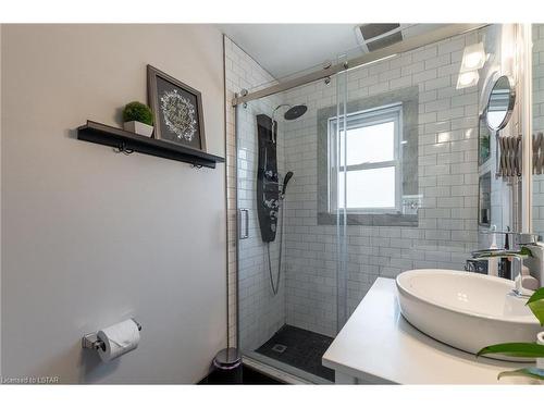 106 Fairmont Avenue, London, ON - Indoor Photo Showing Bathroom