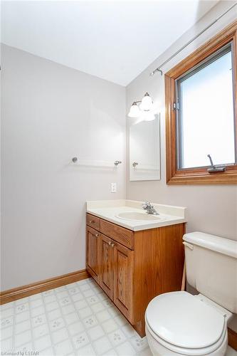 9806 Tower Line Road, Central Elgin (Munic), ON - Indoor Photo Showing Bathroom