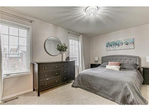 24-335 Lighthouse Road, London, ON - Indoor Photo Showing Bedroom