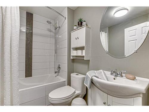24-335 Lighthouse Road, London, ON - Indoor Photo Showing Bathroom