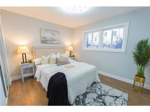 1534 Perth Avenue, London, ON - Indoor Photo Showing Bedroom