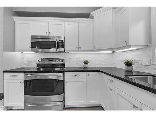 1942 Jubilee Crescent, London, ON - Indoor Photo Showing Kitchen With Upgraded Kitchen