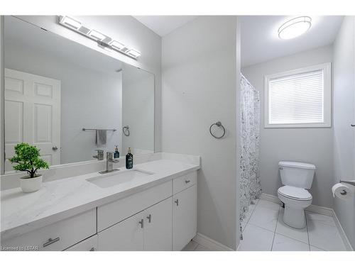 1541 Devos Drive, London, ON - Indoor Photo Showing Bathroom