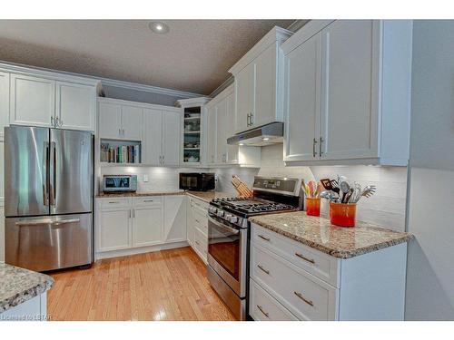411 Kingbird Court, London, ON - Indoor Photo Showing Kitchen With Upgraded Kitchen
