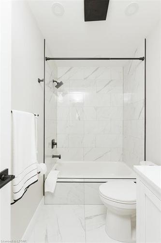 2 Eula White Place, London, ON - Indoor Photo Showing Bathroom