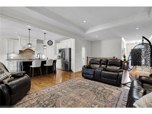 130 Staffordshire Court, London, ON - Indoor Photo Showing Living Room