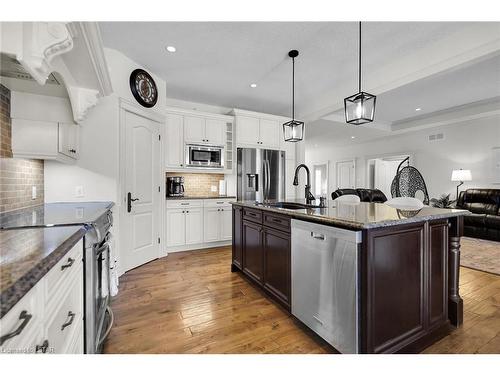 130 Staffordshire Court, London, ON - Indoor Photo Showing Kitchen With Upgraded Kitchen
