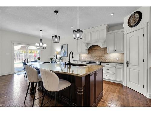 130 Staffordshire Court, London, ON - Indoor Photo Showing Kitchen With Upgraded Kitchen
