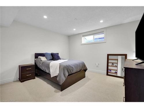 130 Staffordshire Court, London, ON - Indoor Photo Showing Bedroom