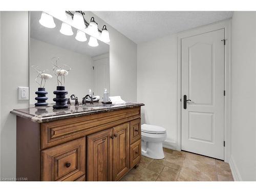 130 Staffordshire Court, London, ON - Indoor Photo Showing Bathroom