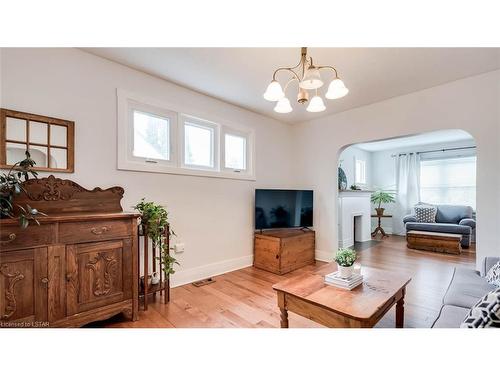 64 Elmwood Place, London, ON - Indoor Photo Showing Living Room