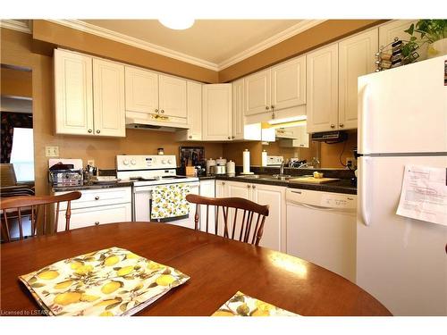 36-135 Belmont Drive, London, ON - Indoor Photo Showing Kitchen With Double Sink