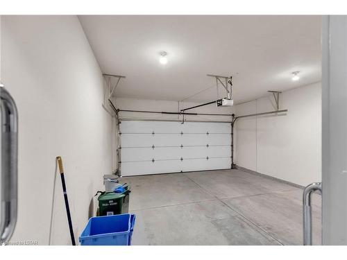 55-588 Thistlewood Drive, London, ON - Indoor Photo Showing Garage
