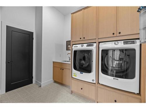 4057 Cullen Drive, Plympton-Wyoming, ON - Indoor Photo Showing Laundry Room