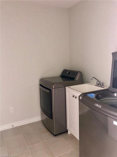 1476 Noah Bend, London, ON - Indoor Photo Showing Laundry Room